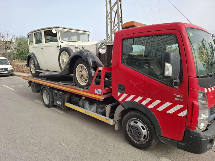 Oldtimer auf einem Plateau-Abschleppwagen