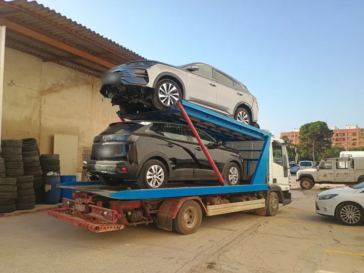 Zwei Autos gleichzeitig auf dem Plateau