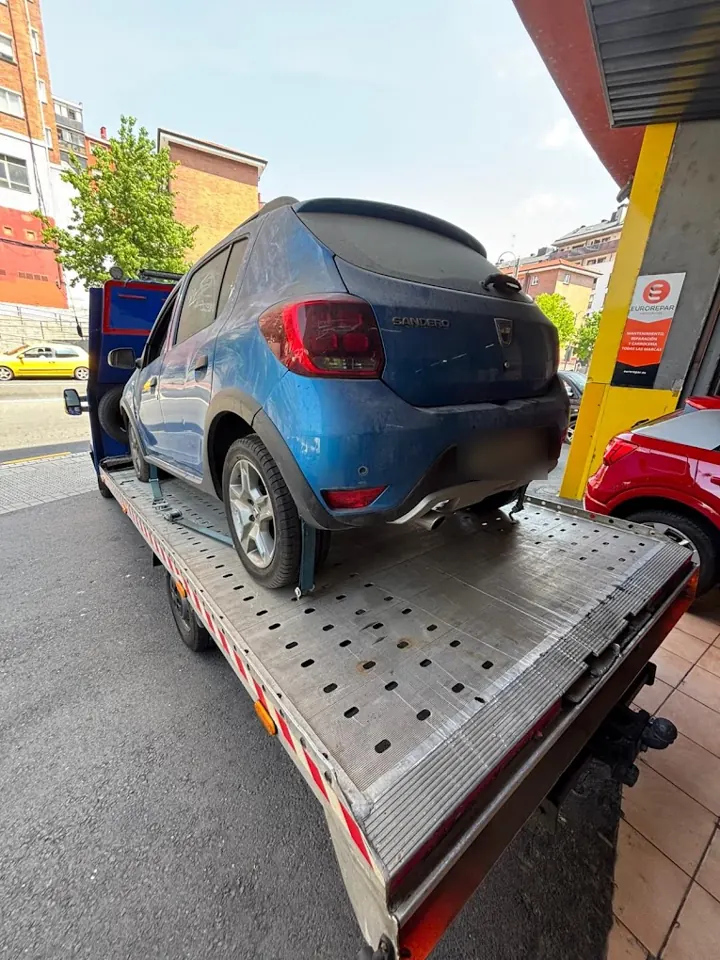 Blauer Kleinwagen auf dem Plateau