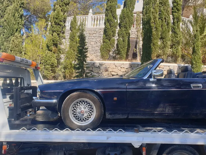 Blaues Jaguar Cabrio auf dem Plateau