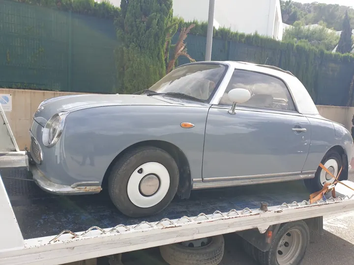 Nissan Figaro auf dem Plateau