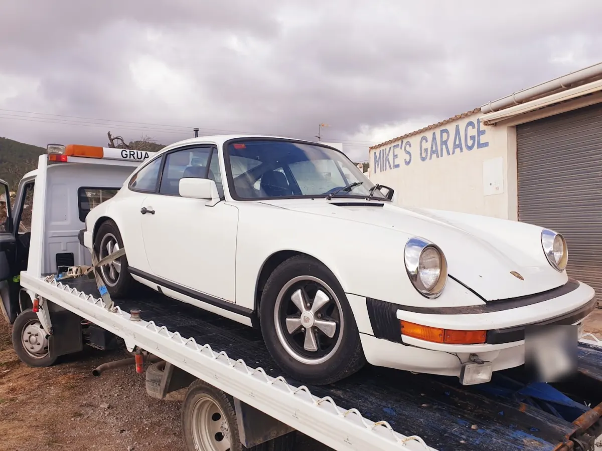 Klassischer Porsche 911 auf dem Plateau