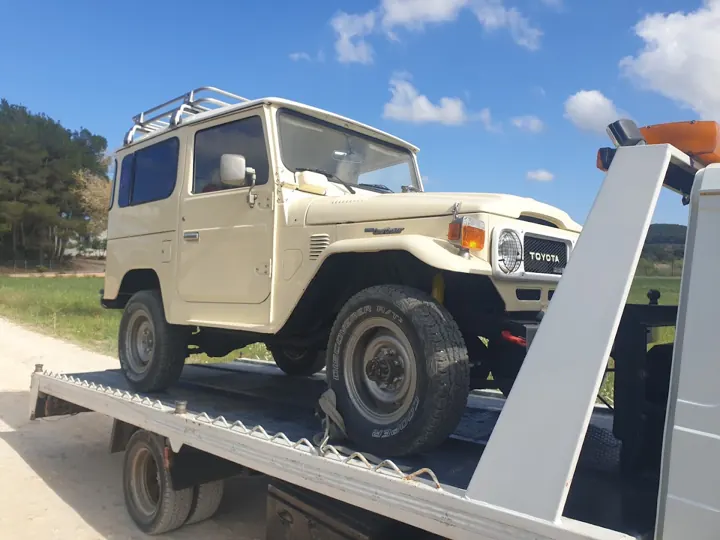 Klassischer Toyota Land Cruiser auf dem Plateau
