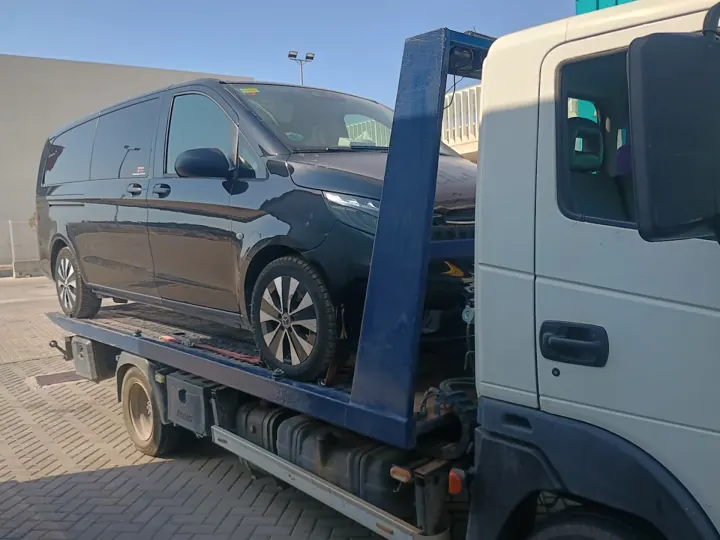 Schwarzer Transporter auf einem Plateau-LKW
