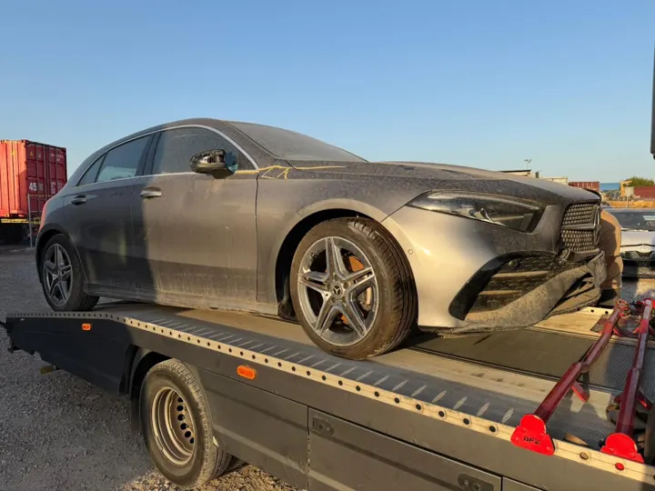 Graues Auto auf einem Plateau